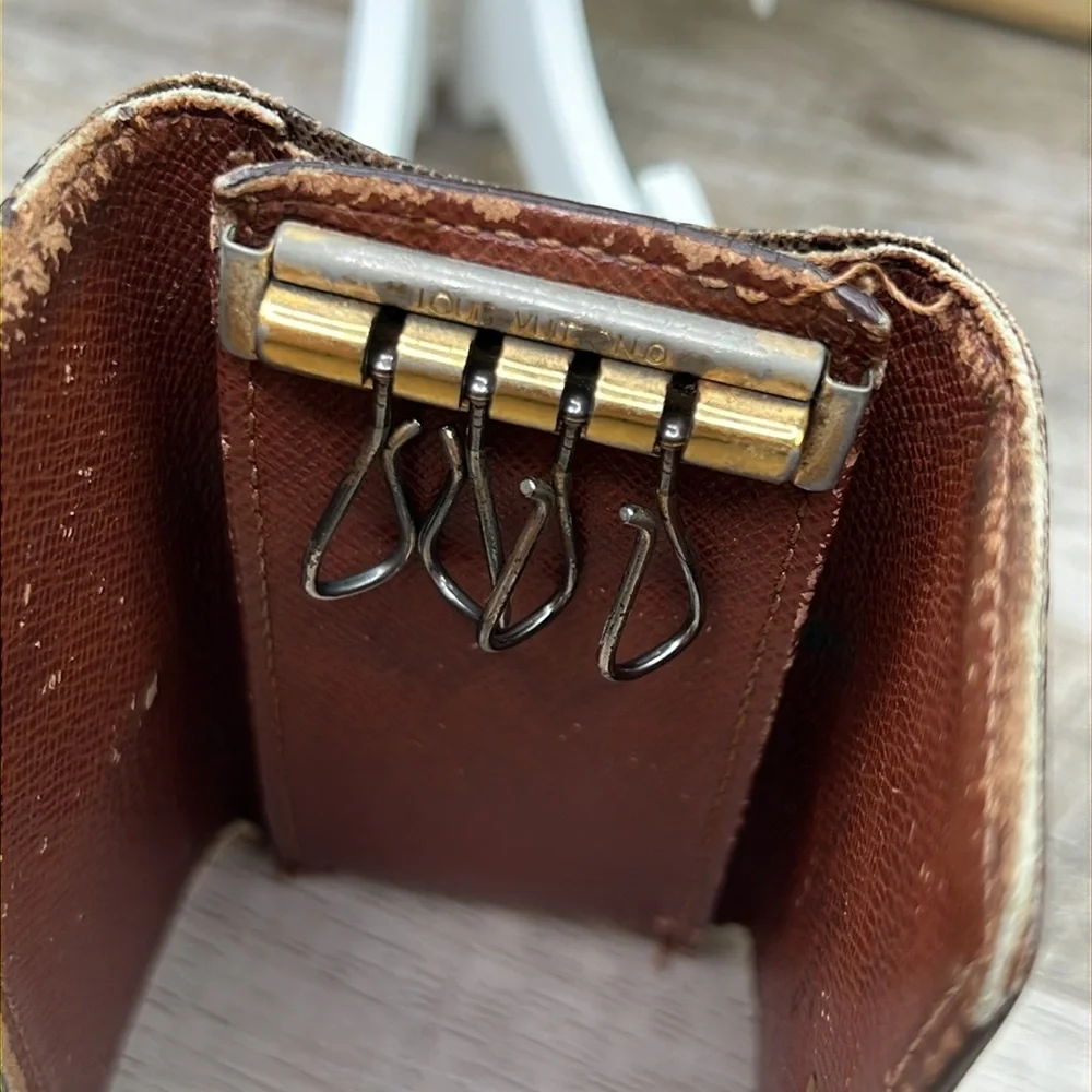 Louis Vuitton Authentic Monogram Canvas 4 Key Holder
